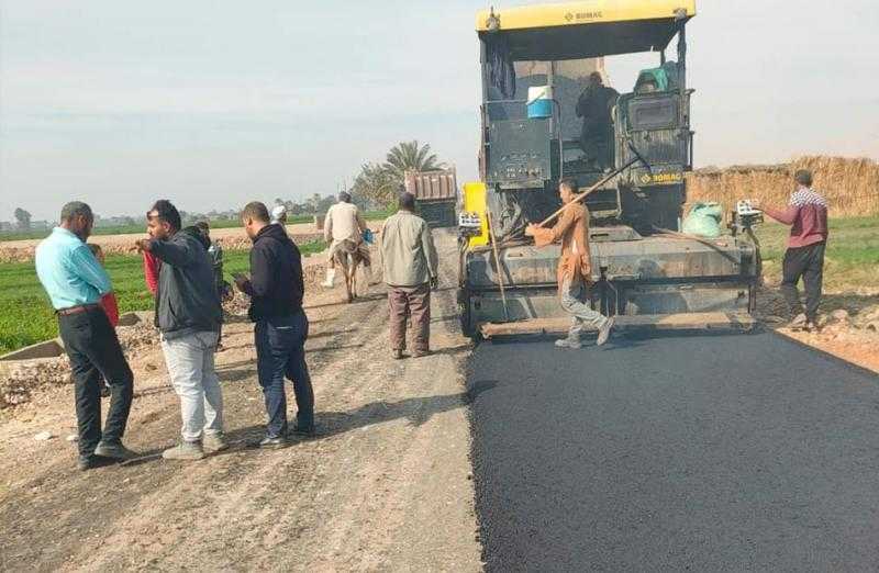 تواصل أعمال رصف الطرق في مدينة ساقلتة بسوهاج| صور