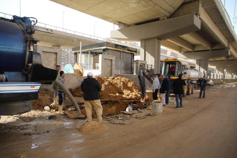 محافظ الجيزة يتفقد إصلاح كسر في ماسورة مياه بتقاطع الشيشيني مع المريوطية