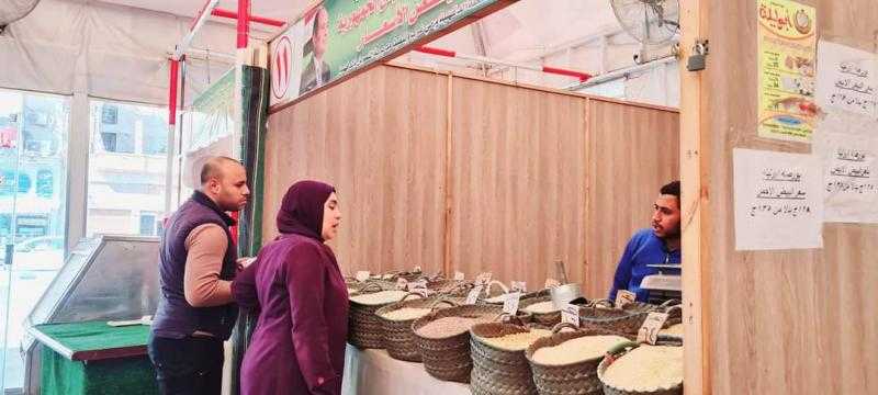 رئيس حي غرب المنصورة يتابع تنفيذ مبادرة تخفيض أسعار السلع الغذائية.. صور