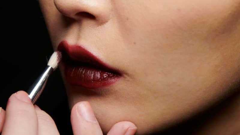 الشفاه تتألق بدرجات التوتي هذا الشتاء.. موضة 2024