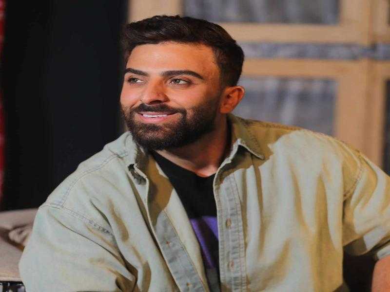سعد الزين يقدم ”اللهجة البيضا” في جديده الغنائي ”حملتي اسمي”