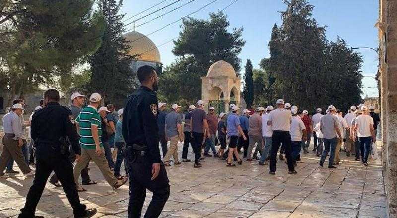 عشرات المستوطنين المتطرفين يقتحمون باحات الأقصى