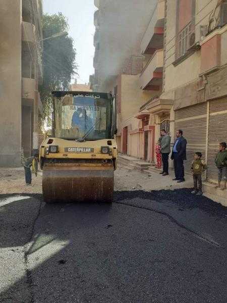 رئيس طهطا بسوهاج يتابع أعمال رصف الطرق