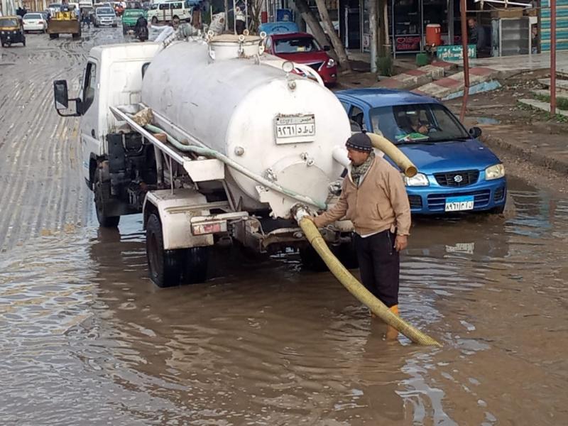 محافظ كفرالشيخ: مواصلة جهود مدينة بلطيم لرفع مخلفات مياه الأمطار