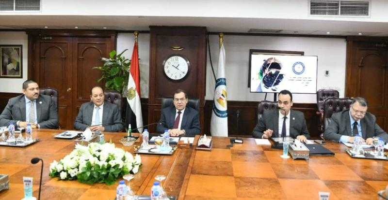 وزير البترول يُتابع الموقف التنفيذي للمبادرة القومية للتوسع في تحويل السيارات للعمل بالغاز