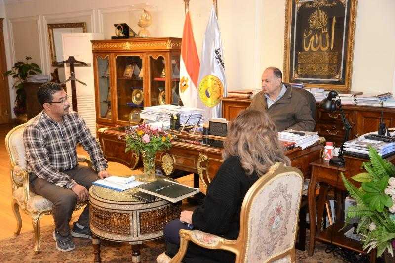 محافظ أسيوط يبحث موقف مشروعات الرصف وصيانة الطرق ورفع كفاءة الشوارع بالمراكز والأحياء وسبل الإسراع في التنفيذ