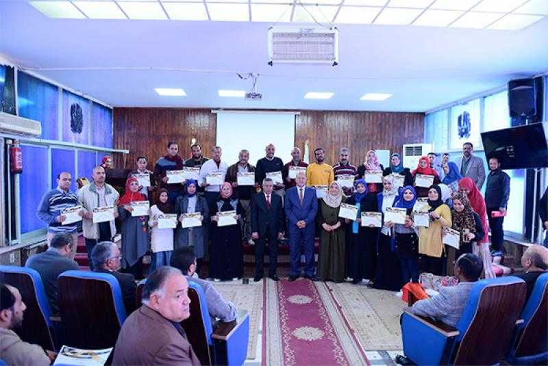 رئيس جامعة سوهاج يكرم 150 متدربًا من أعضاء الجهاز الإداري| صور