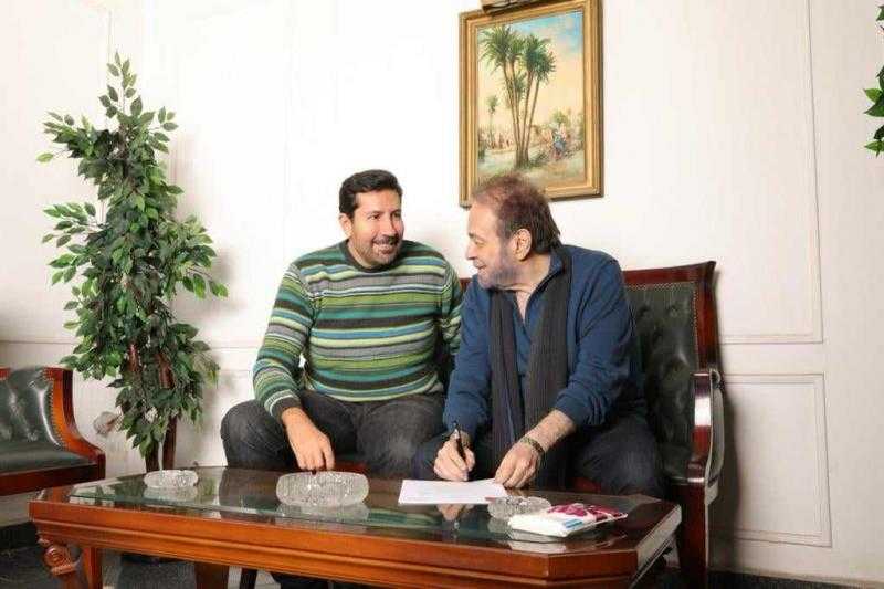 بعيدًا عن الكوميديا.. هاني رمزي يتعاقد رسميًا مع المنتج محمد فوزي على ”بدون مقابل”