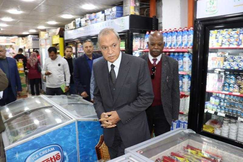 محافظ القليوبية يتفقد عددا من الهايبرات والسوبر ماركت بمدينة قليوب للاطمئنان على توافر السلع الغذائية