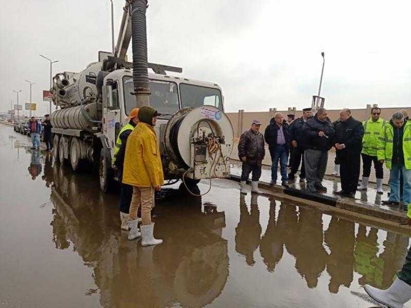 شفط مياه الأمطار خلف قاعة المنارة بأرض المعارض ومحور المشير طنطاوي شرق القاهرة