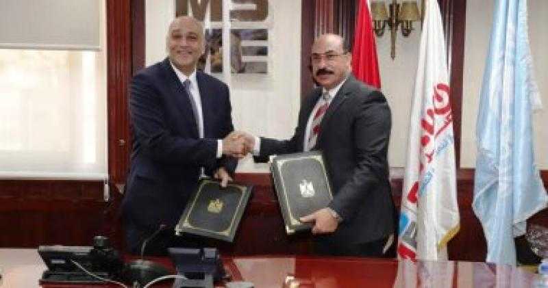 محافظ أسوان ورئيس جهاز تنمية المشروعات يوقعان عقد صيانة الوحدة الصحية في قرية كركر