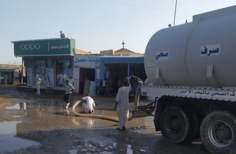 ”مياه البحر الأحمر” تسحب مياه الأمطار بمدينة القصير وتعلن استمرار حالة الطوارئ