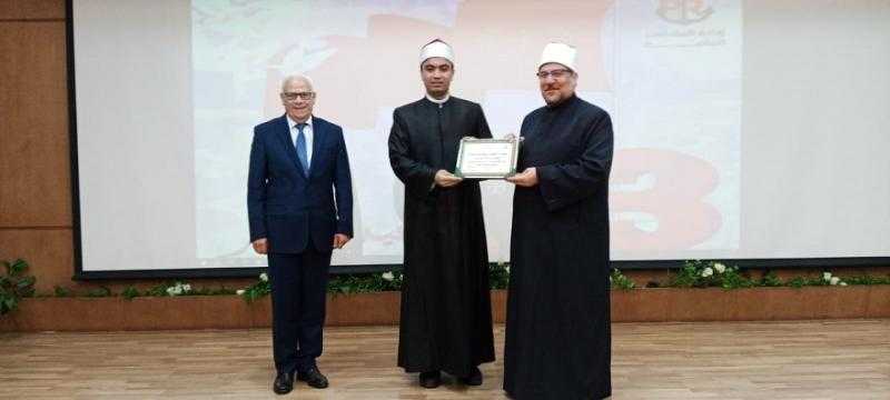 وزير الأوقاف يوزع شهادة التميز الوظيفي في بورسعيد
