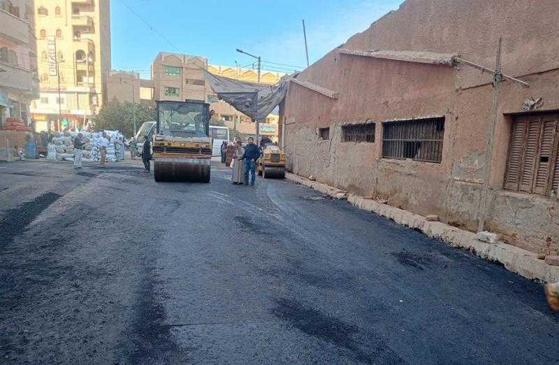 استمرار أعمال رصف شوارع مدينة منفلوط في أسيوط ضمن الخطة الاستثمارية 2023- 2024| صور