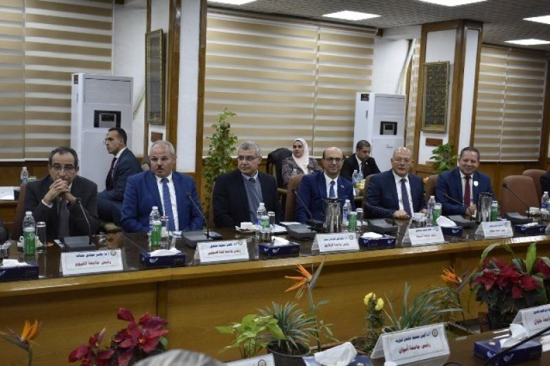 رئيس جامعة سوهاج يشارك في الاجتماع الدوري للمجلس الأعلى للجامعات