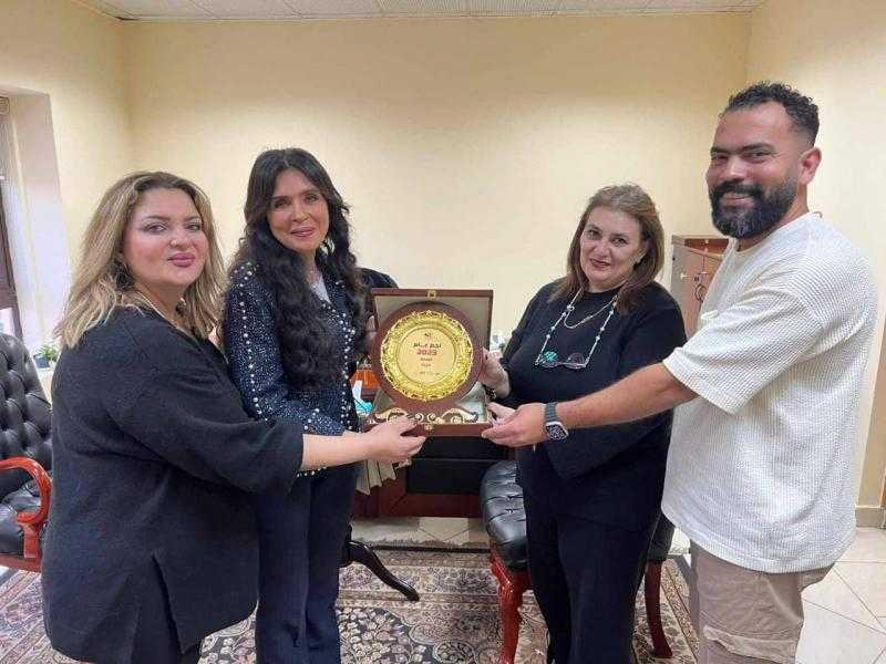 دينا في سهرة فنية على راديو النيل: بدأت في فرقة فنون شعبية والرقص أقرب لقلبي من التمثيل