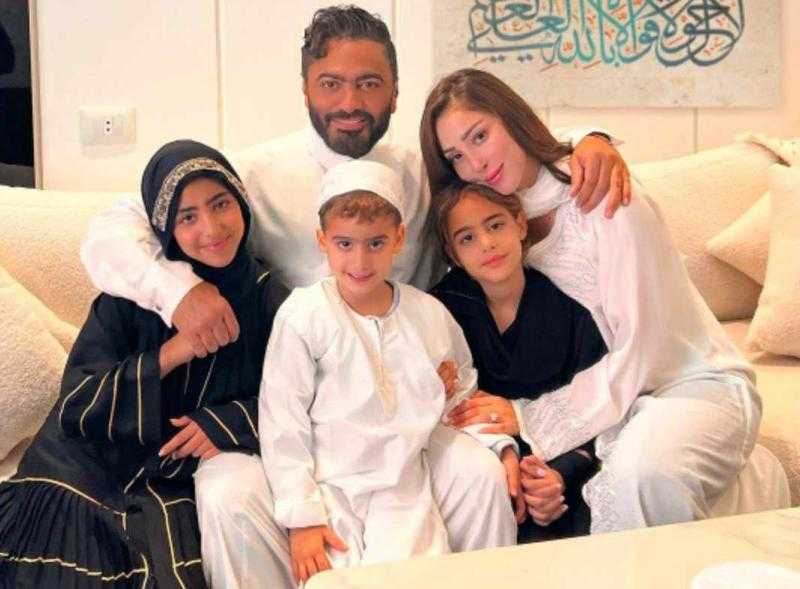 تامر حسني يستقبل العام الجديد بالعودة إلى زوجته بسمة بوسيل رفقة أبنائهم