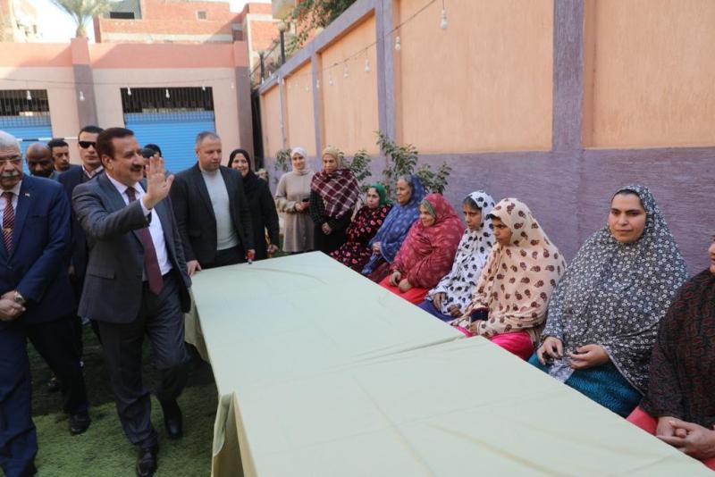 محافظ المنوفية يوزع مواد غذائية وبطاطين على نزلاء مؤسسة الرعاية بمنوف.. صور
