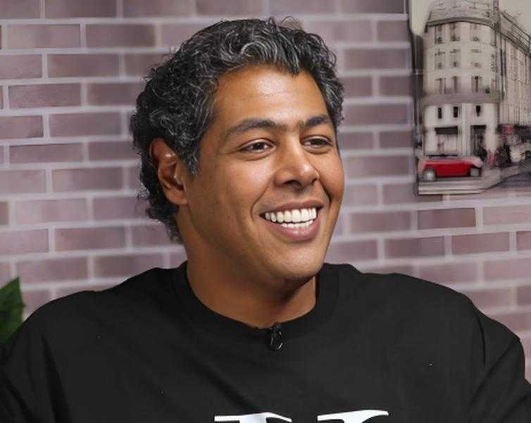 عمر متولي بالزي الخليجي في أحدث ظهور له رفقة محمد اليافعي
