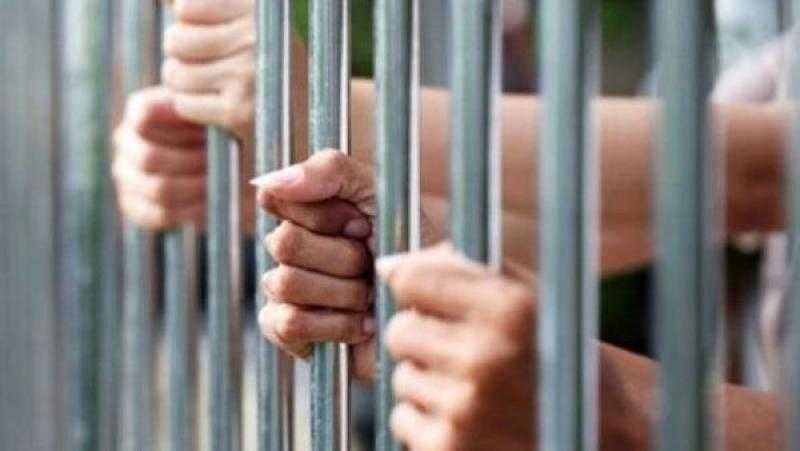 حبس عاملي خردة كونا تشكيلا عصابيا لسرقة الأبواب الحديدية بالعمرانية