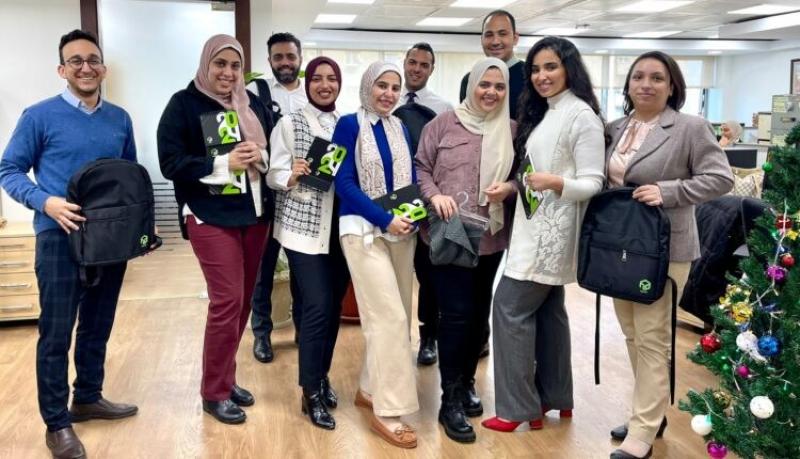 بنك التعمير والإسكان يحتفل مع موظفيه ويشاركهم هدايا العام الجديد «صور»