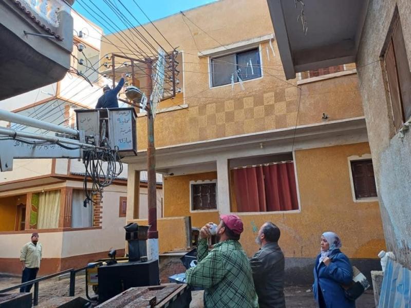 صيانة 45 كشاف إنارة في مركز زفتى بالغربية