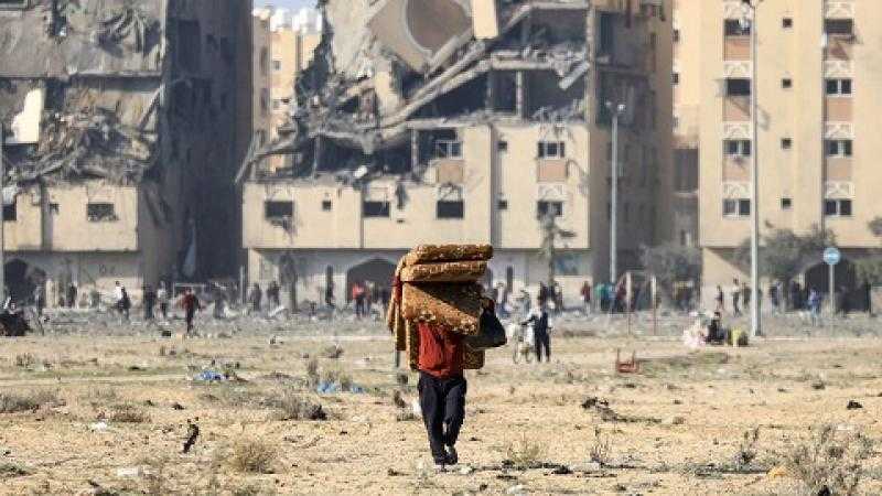 الهلال الأحمر الفلسطيني: الاحتلال يستهدف منزلا في مخيم المغازي.. والكثير من المواطنين تحت الأنقاض