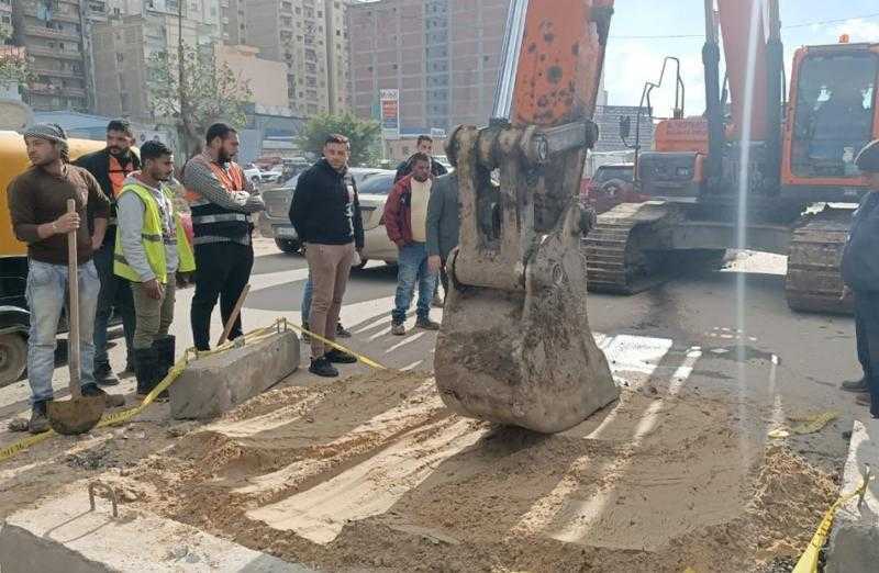 إصلاح هبوط أرضي على طريق مصطفى كامل الرئيسي في الإسكندرية| صور