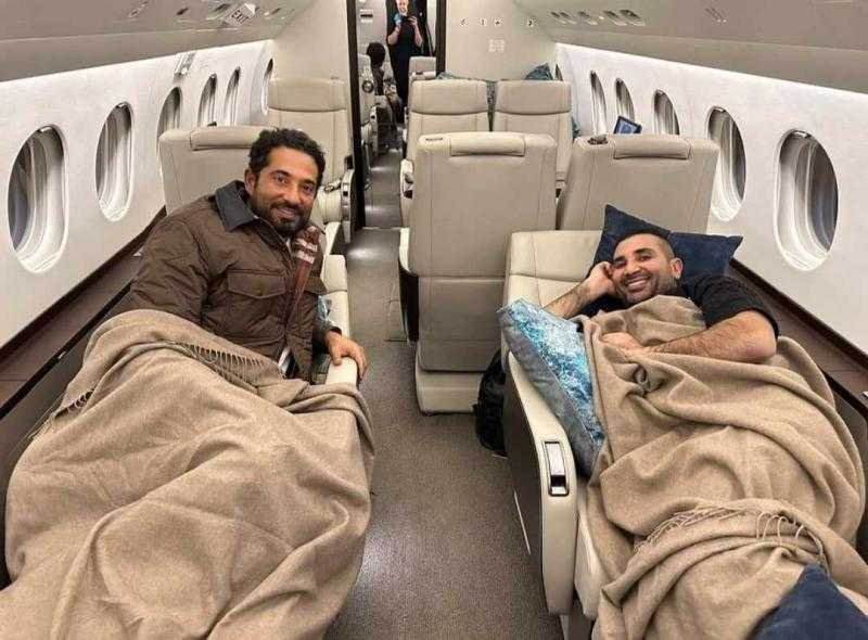 أحمد سعد يشارك جمهوره صورة كوميدية رفقة شقيقه