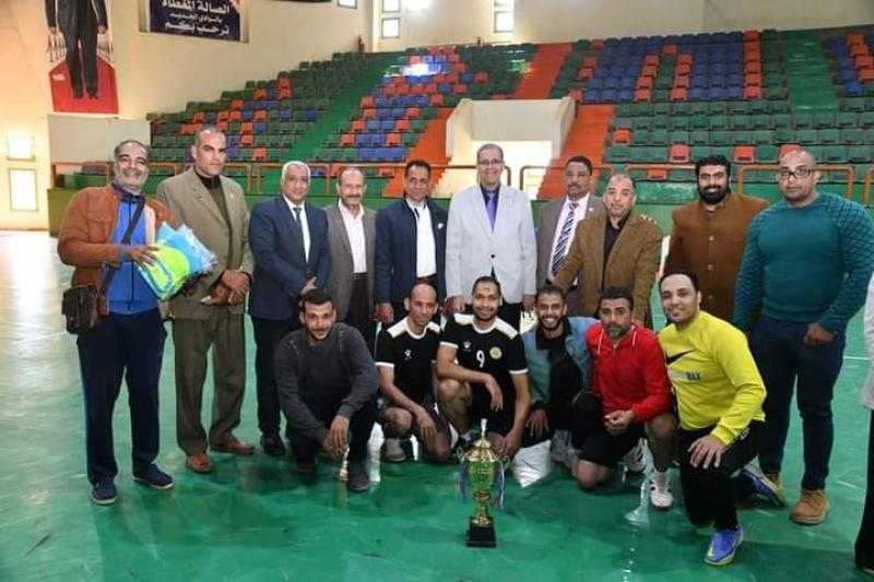 جامعة الوادي الجديد تفوز ببطولة كأس المحافظ في خماسي كرة القدم| صور