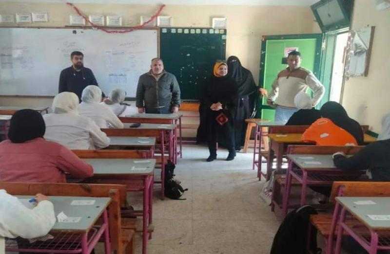 مدير إدارة غرب كفر الشيخ التعليمية تتابع امتحانات النقل بمدارس التعليم الفني