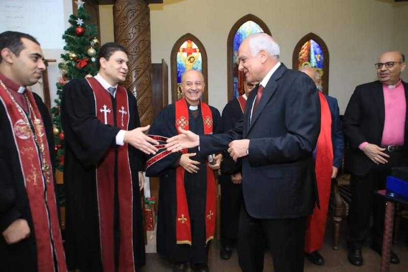 محافظ الجيزة يزور مقر الكنيسة الإنجيلية للتهنئة بعيد الميلاد المجيد.. صور