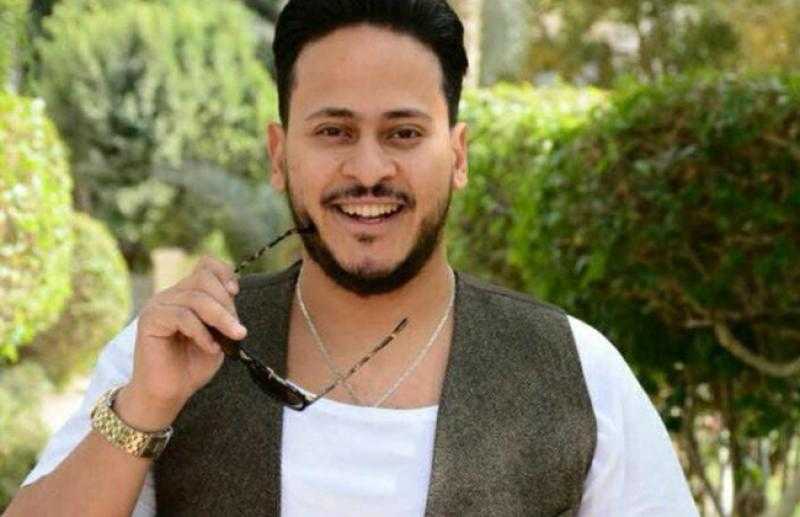 وسط الدولارات.. كريم عفيفي يروج للفيلم الجديد ”عصابة عظيمة” | صور