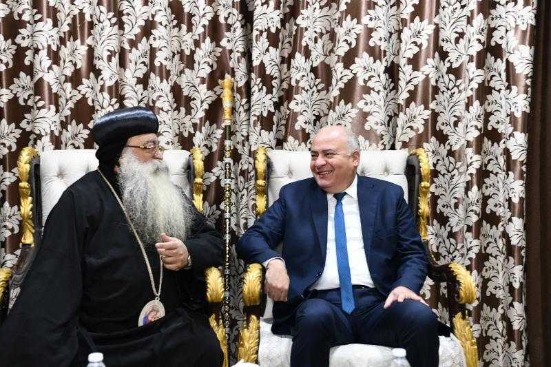 محافظ قنا يزور مطرانية دشنا للتهنئة بعيد الميلاد المجيد.. صور