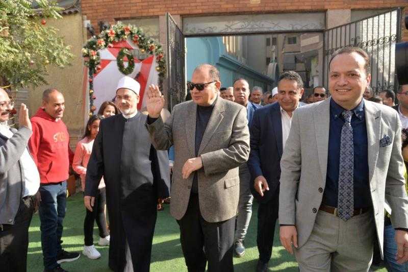 محافظ أسيوط يختتم جولاته ويزور الكنيسة الإنجيلية الأولى للتهنئة بأعياد الميلاد.. صور