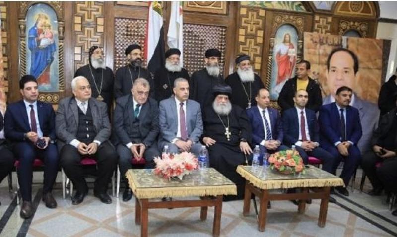 محافظ سوهاج يختتم جولته بتهنئة الأقباط بزيارة مطرانية طهطا وكنيسة المراغة