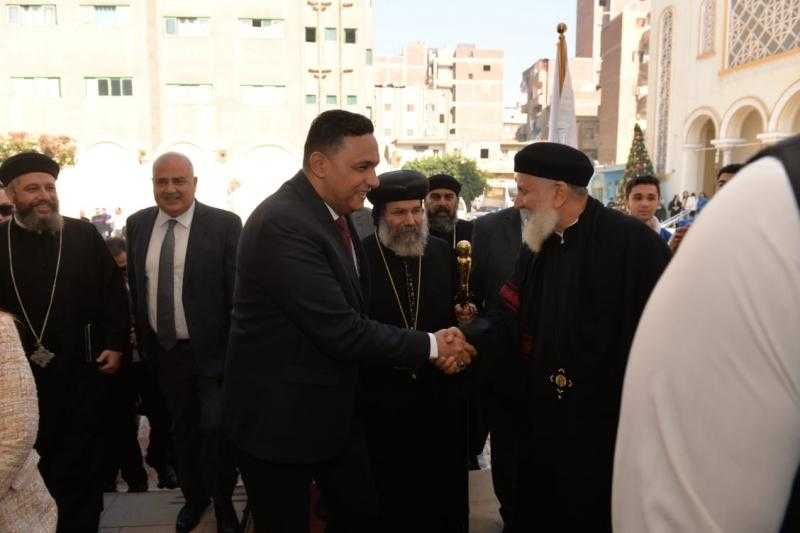 محافظ الدقهلية يقدم التهنئة للأقباط بكنائس المنصورة وميت غمر وبلقاس.. صور