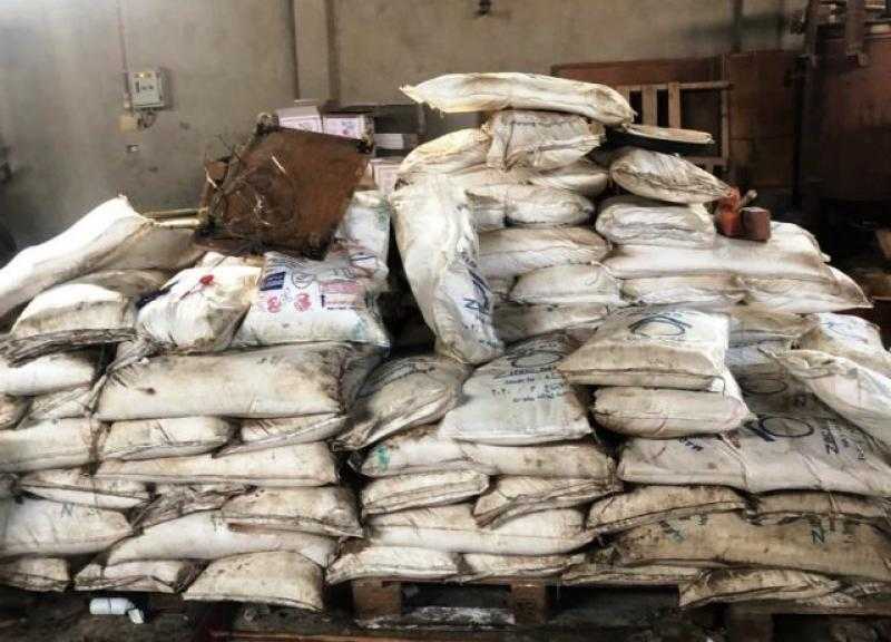 ضبط 2.5 طن ملح إنجليزي منتهي الصلاحية بمصنع للمنظفات في الشرقية