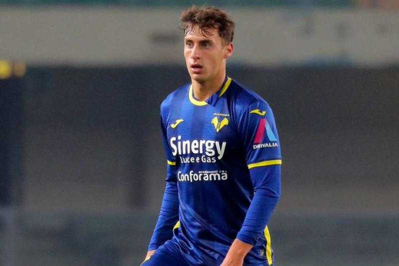 ميلان يتعاقد مع مدافع فيرونا