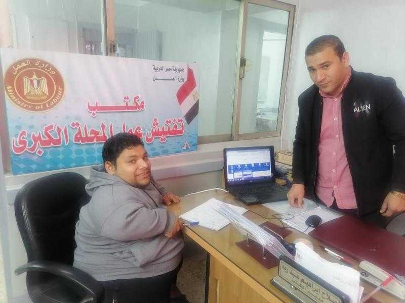 بالصور.. مواطن من ذوي الهمم يتسلم عقد عمل بعد لقائه مع وزير العمل بـ24 ساعة