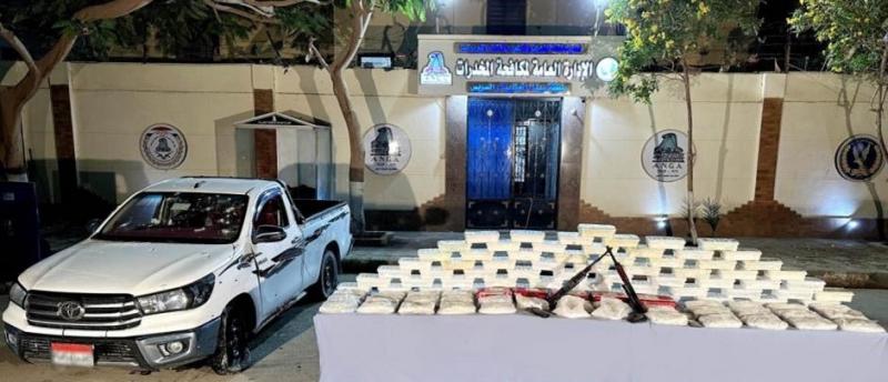 في مواجهة مع الشرطة.. مصرع أخطر عنصرين للاتجار بالكيف وبحوزتهما مخدرات بقيمة 50 مليون جنيه بالسويس