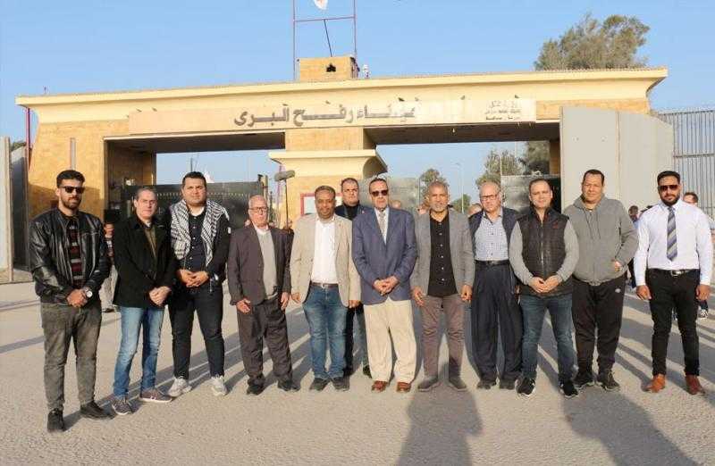 وفد النقابة العامة للمهندسين يصل معبر رفح لتسليم شاحنات إغاثة لأهالي غزة.. صور