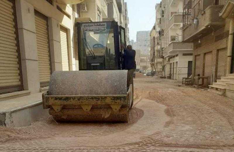 تواصل أعمال تمهيد ورصف منطقة «الراهب» بمدينة طهطا بتكلفة 9 ملايين جنيه |صور