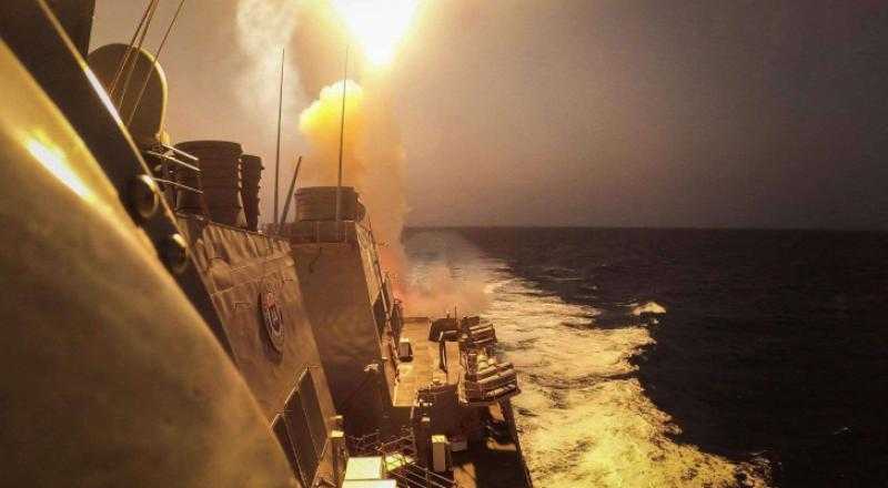 مسؤولون أمريكيون: سفينة تابعة للبحرية نفذت ضربات ضد أهداف حوثية في اليمن