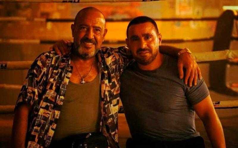 بصورة من كواليس العمل.. أشرف عبدالباقي يروج لشخصيته بـ”جولة أخيرة”