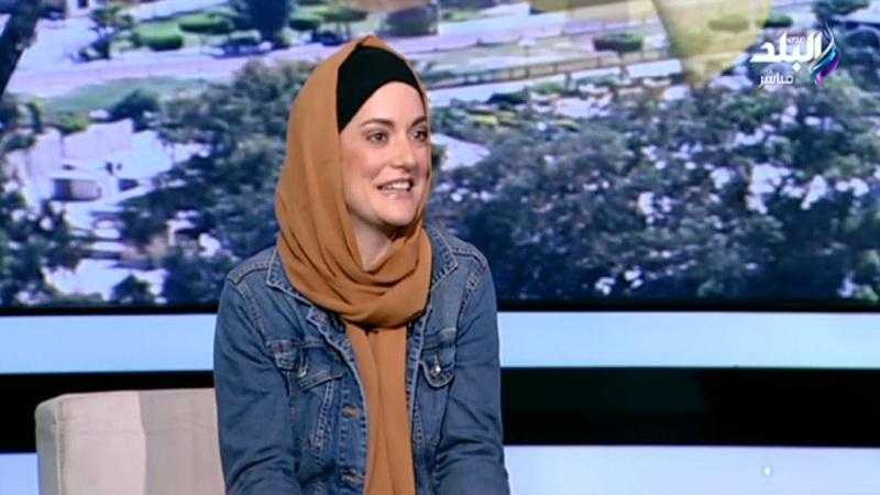 مقدرتش أبعد.. فتاة إسبانية تتمسك بالعيشة في الفيوم وتكشف سر حبها للمصريين.. فيديو