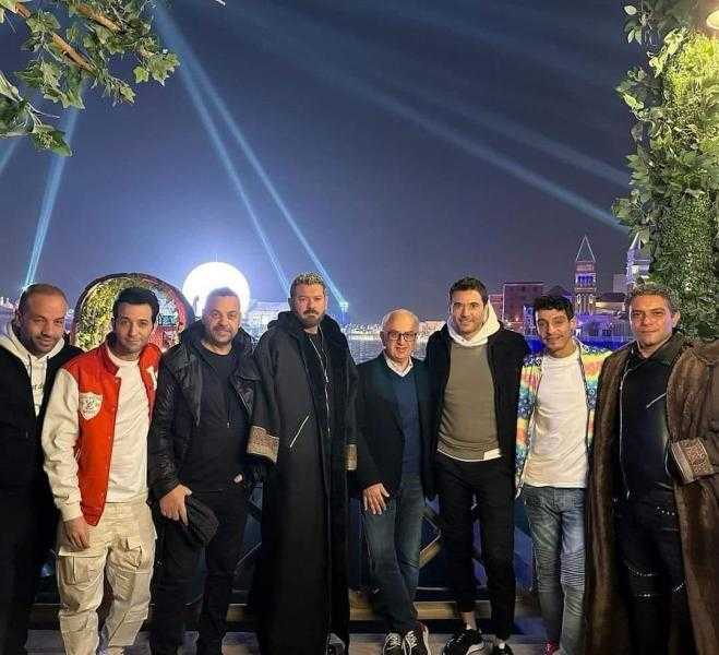 عمرو يوسف ينشر صورة من كواليس تصوير «ولاد رزق 3»