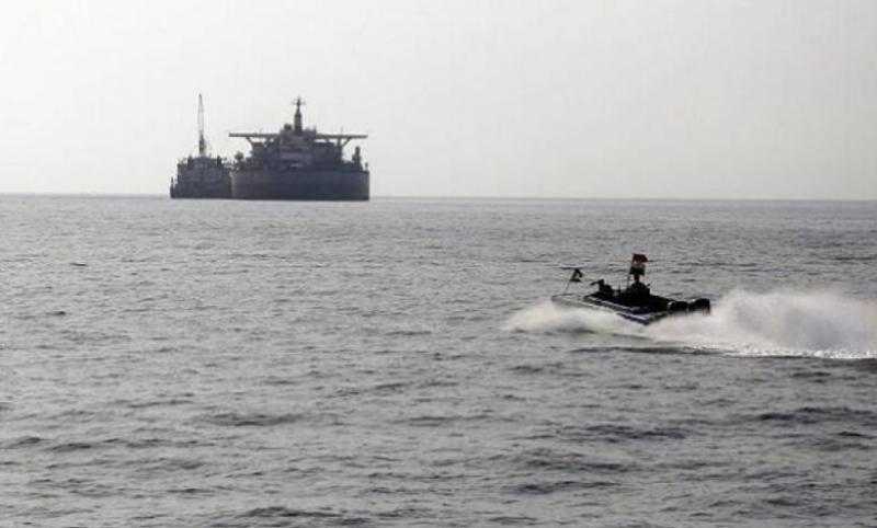 البحرية البريطانية: زورقان صغيران اقتربا من سفينة بالقرب من إريتريا