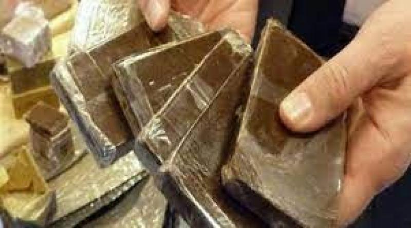 حبس عاطل لاتهامه بحيازة كمية ضخمة من الحشيش بغرض الاتجار في الجيزة