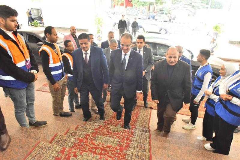 وزير الاتصالات ومحافظ أسيوط يتفقدان شركتي بترا وانفروماتيك لتكنولوجيا المعلومات عقب حفل مصغر بالديوان العام